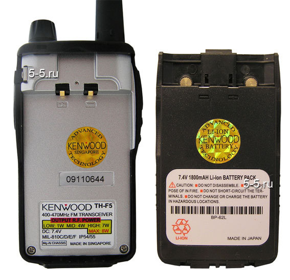 Вид сзади рации Kenwood TH - F5 и аккумулятора